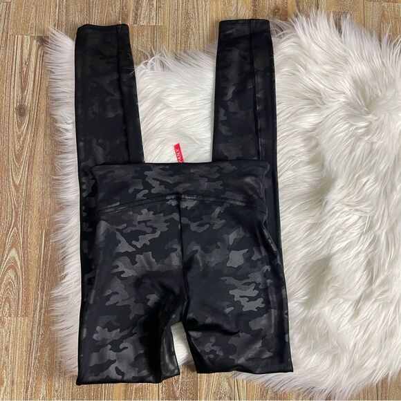 Faux Leather Camo Leggings Size XS - Picture 6 of 8
